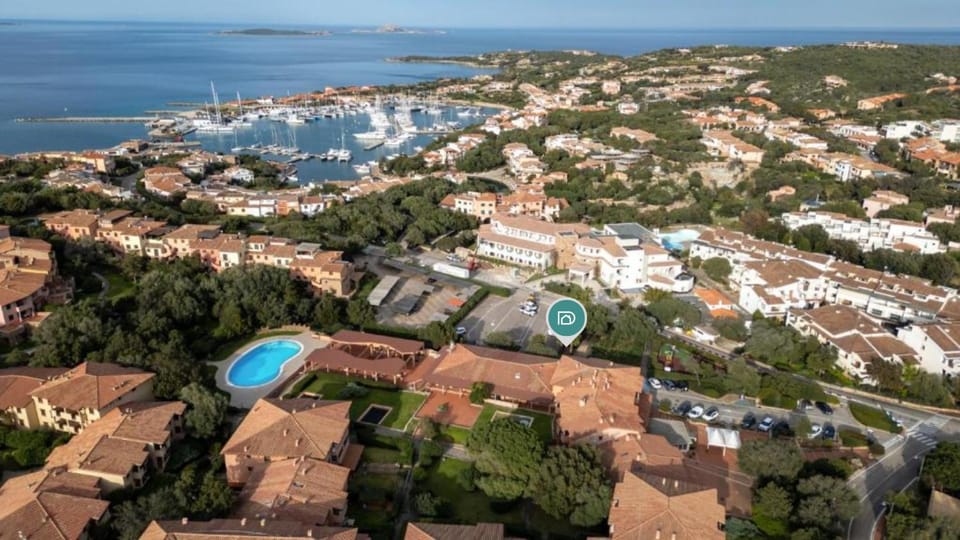 Property building, Nearby landmark, Day, Neighbourhood, Natural landscape, Bird's eye view, City view, Mountain view, Pool view, Sea view, Street view, Swimming pool, Location