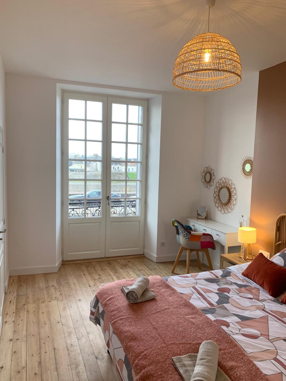 Bed, Photo of the whole room, River view