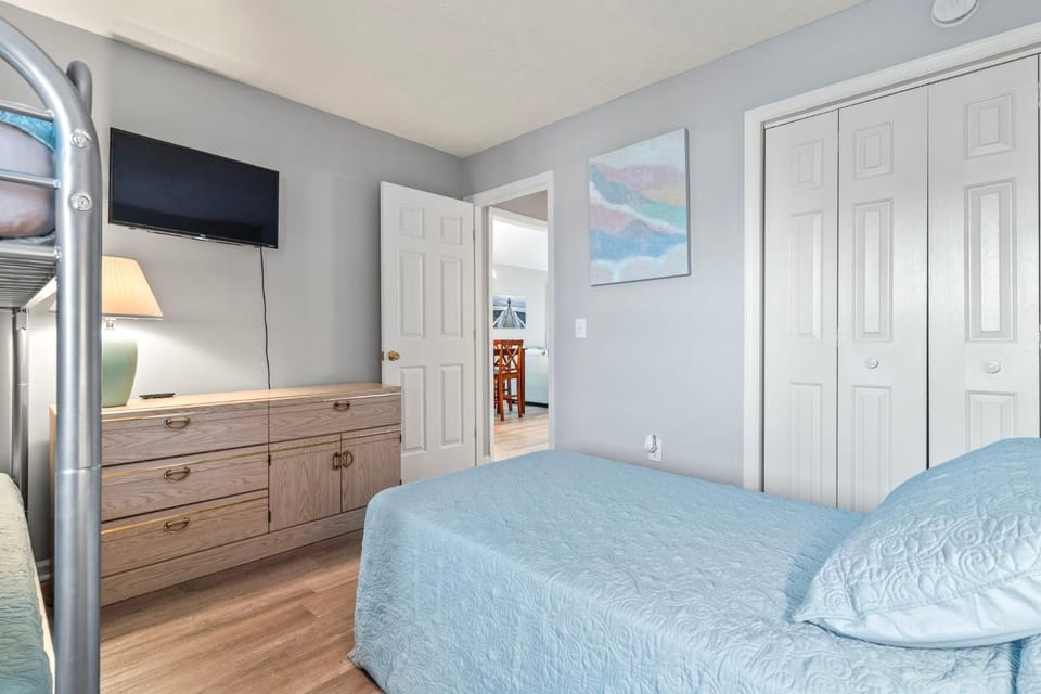 Bed, TV and multimedia, Photo of the whole room, Evening entertainment, Bedroom, wardrobe