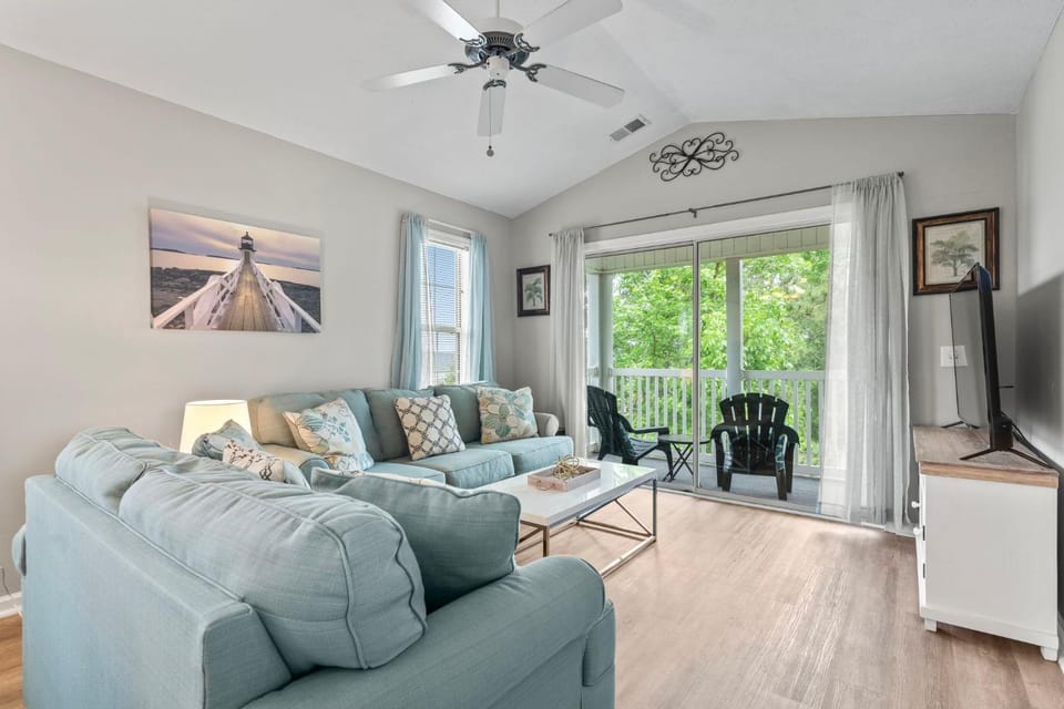 TV and multimedia, Living room, Seating area, Dining area, fireplace