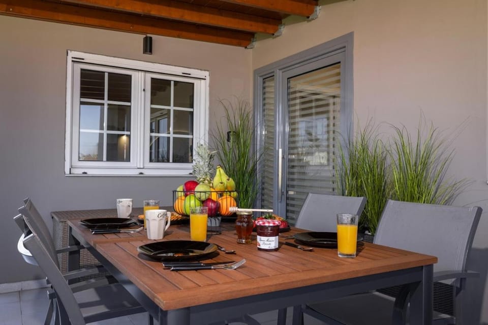 Day, Food and drinks, Dining area, Food, Drinks