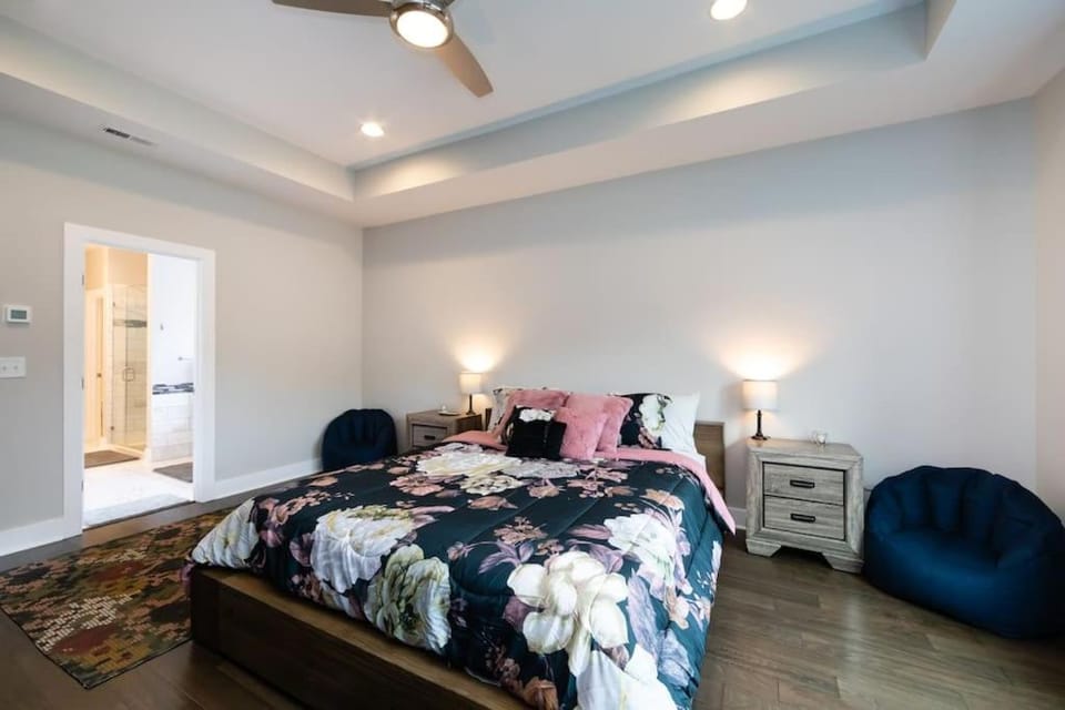 The Asbury House Luxury Private Getaway House in Huntersville
