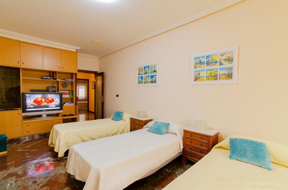 Bed, TV and multimedia, Living room, Photo of the whole room, Bedroom