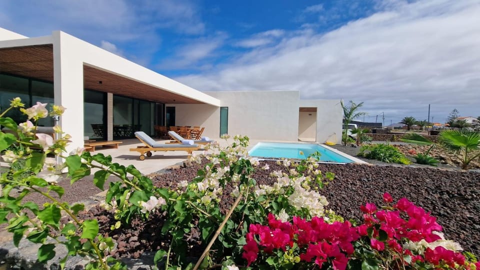 Property building, Patio, Day, Natural landscape, Garden, Garden, Solarium, Balcony/Terrace, Garden view, Pool view, Swimming pool, sunbed