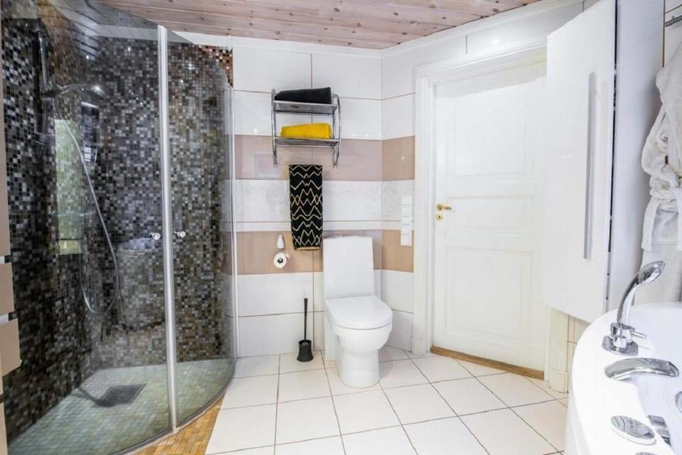 Shower, Toilet, Bathroom, Bath