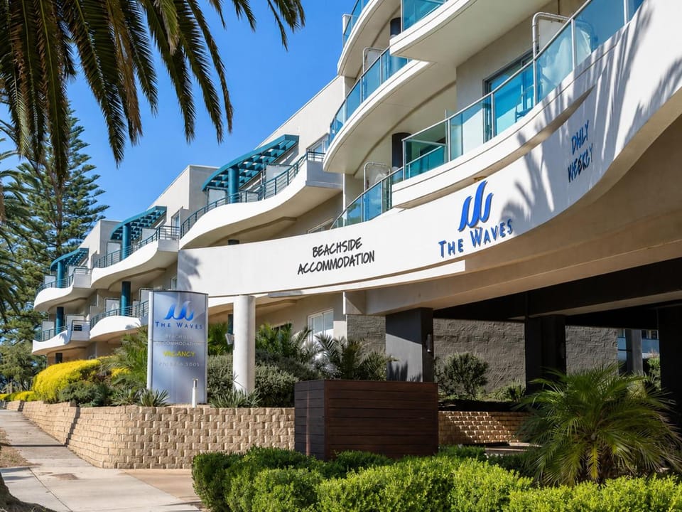 Property building, Facade/entrance, Property logo or sign, Natural landscape, Balcony/Terrace, Beach