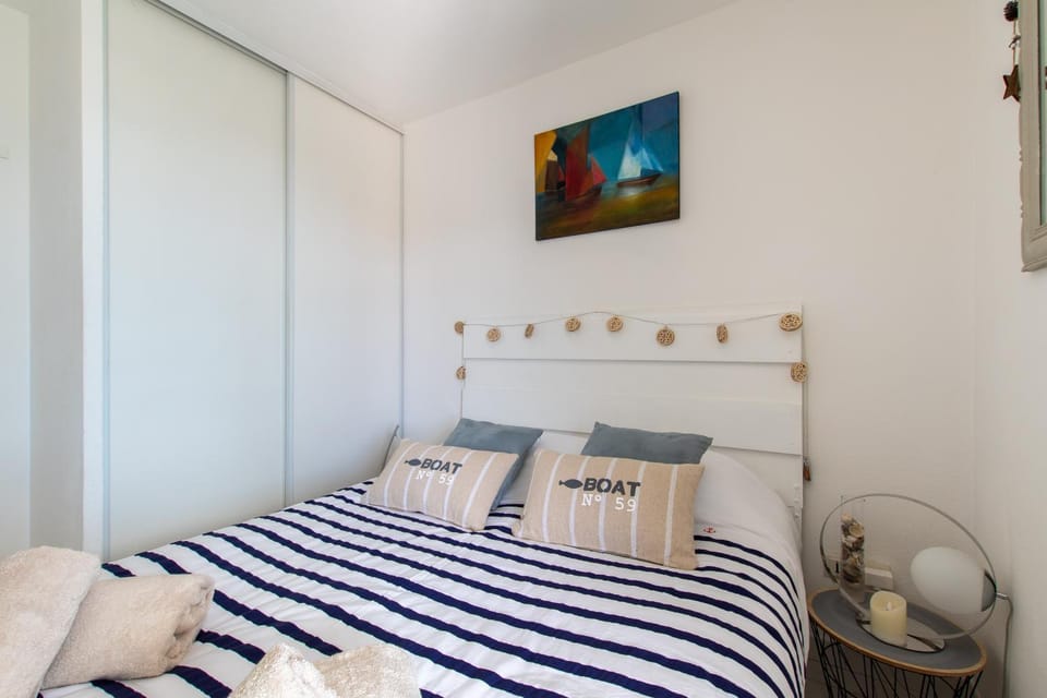 Bed, Photo of the whole room, Decorative detail, Bedroom