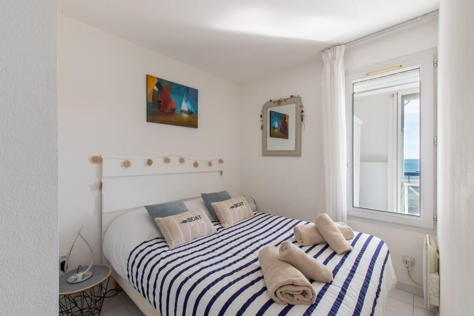 Bed, Photo of the whole room, Bedroom, Sea view, towels