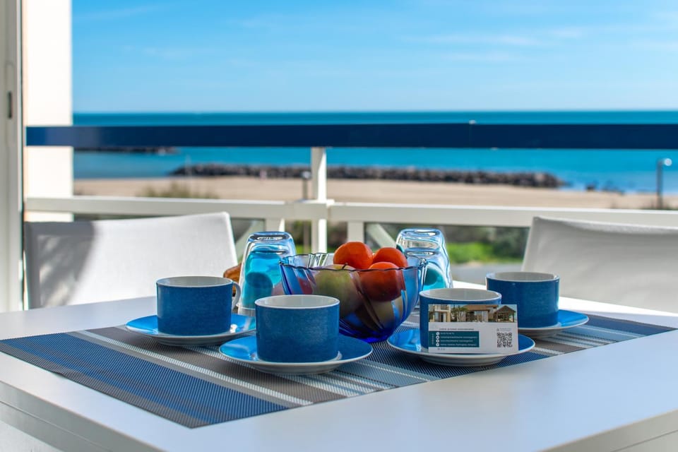 Day, Natural landscape, View (from property/room), Balcony/Terrace, Dining area, Beach, Pool view, Sea view