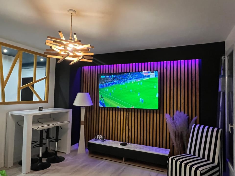 Communal lounge/ TV room, TV and multimedia, Living room, Seating area, Evening entertainment