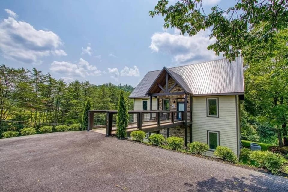 LUX Indoor POOL Cabin GameRoom Theatre & Hot Tub! - Milas Mountain Oasis Cabin in Pigeon Forge