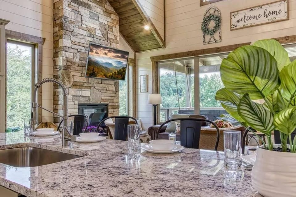 LUX Indoor POOL Cabin GameRoom Theatre & Hot Tub! - Milas Mountain Oasis Cabin in Pigeon Forge