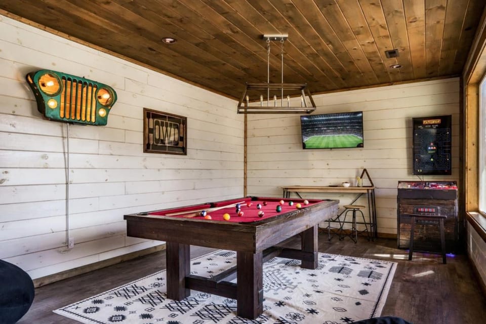 LUX Indoor POOL Cabin GameRoom Theatre & Hot Tub! - Milas Mountain Oasis Cabin in Pigeon Forge