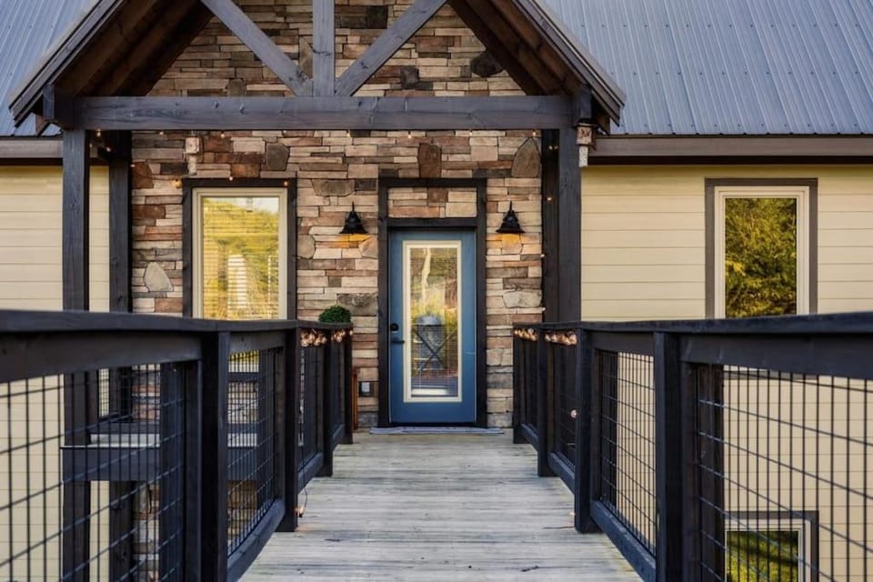 LUX Indoor POOL Cabin GameRoom Theatre & Hot Tub! - Milas Mountain Oasis Cabin in Pigeon Forge