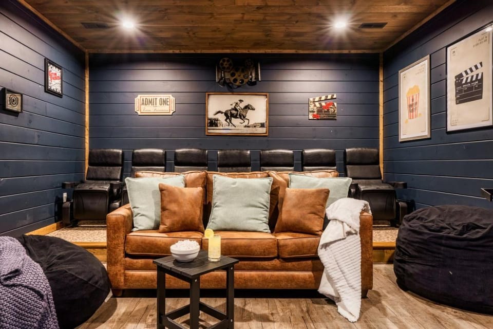 LUX Indoor POOL Cabin GameRoom Theatre & Hot Tub! - Milas Mountain Oasis Cabin in Pigeon Forge