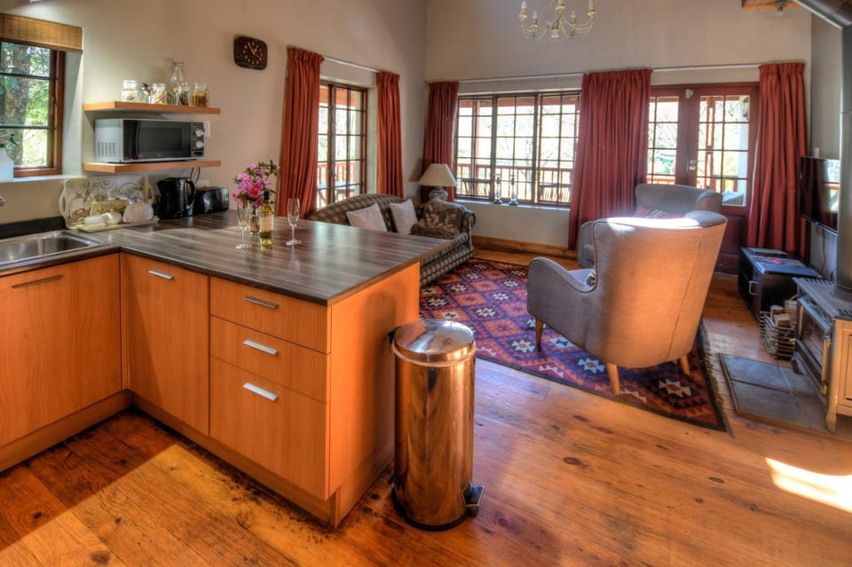 Coffee/tea facilities, Kitchen or kitchenette, Seating area, oven, stove