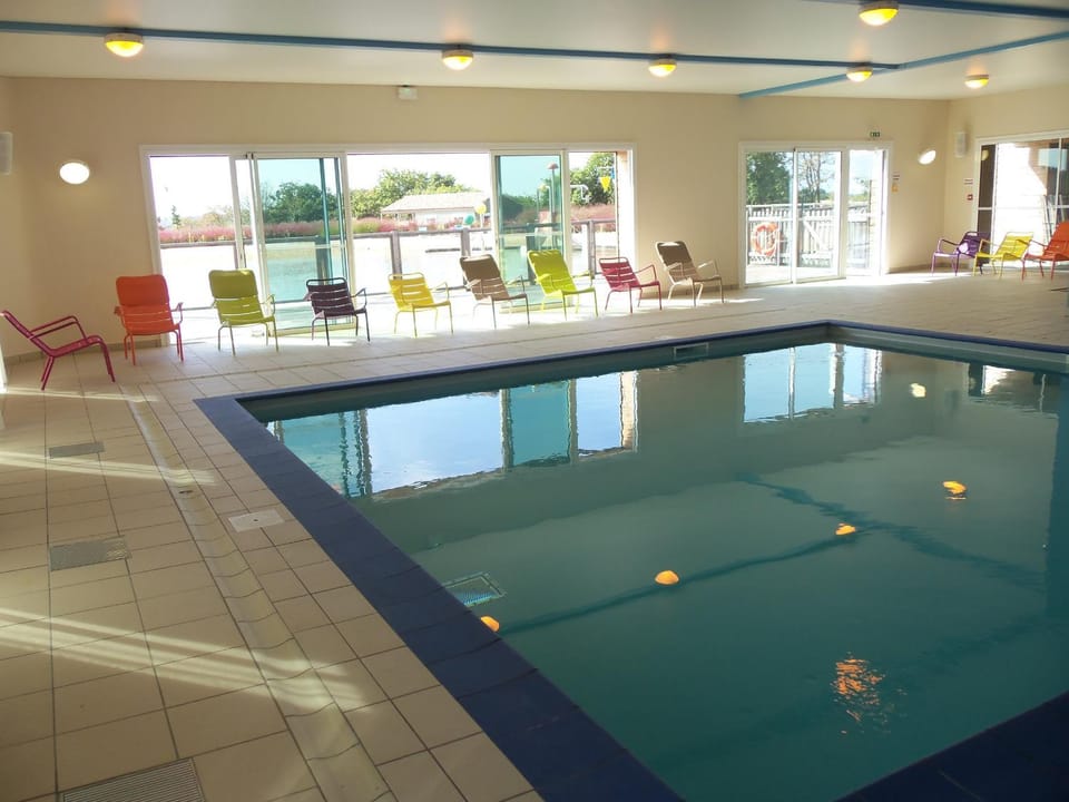 Chalet 2 chambres calme, piscine, proche lac Jaunay - FR-1-783-10 Chalet in Pays de la Loire