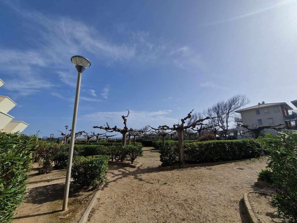 Appartement cosy 2 pièces, 4 pers., à 2 pas de la plage, parking privé, terrasse avec salon de jardin - FR-1-326-815 Apartment in Marseillan