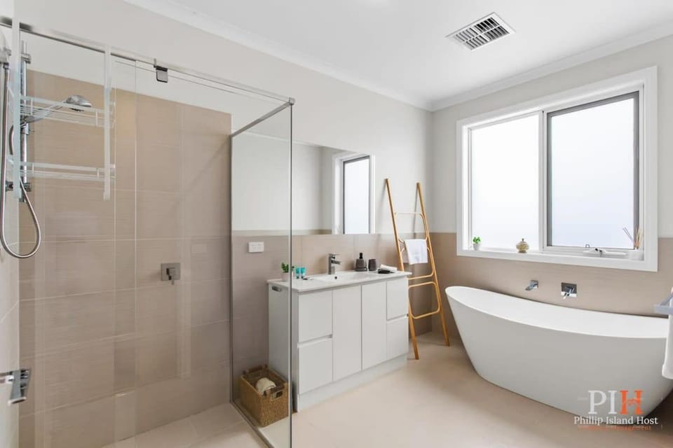 Stylish Indoor Outdoor Sleeps 8 House in Cowes