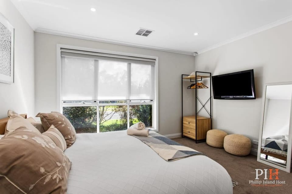 Stylish Indoor Outdoor Sleeps 8 House in Cowes