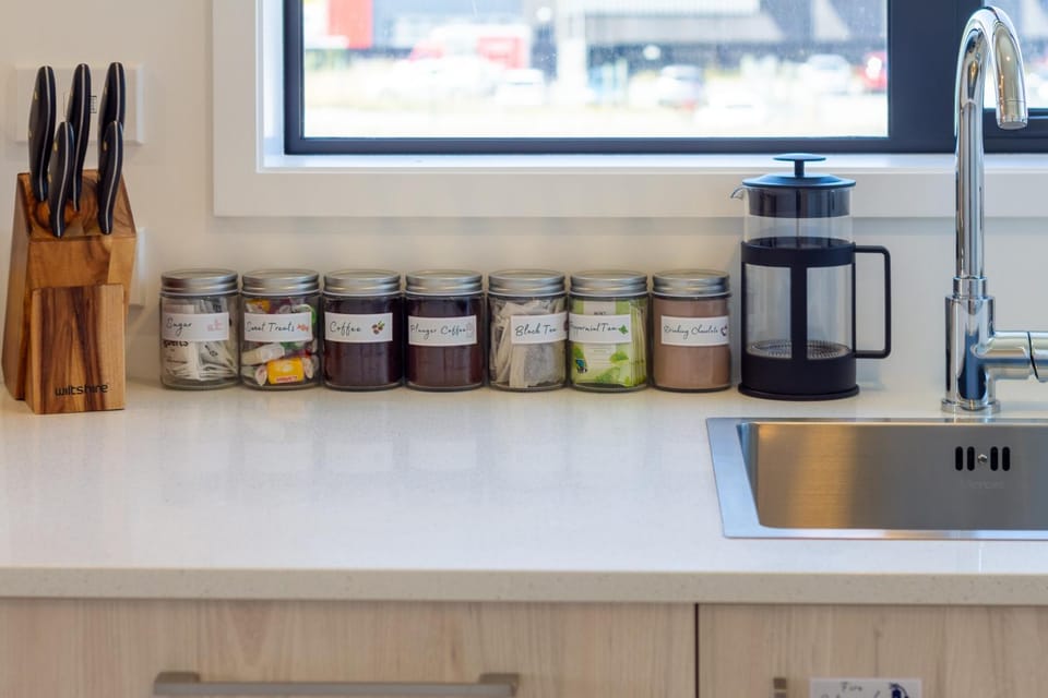 Coffee/tea facilities, Kitchen or kitchenette, hair dresser