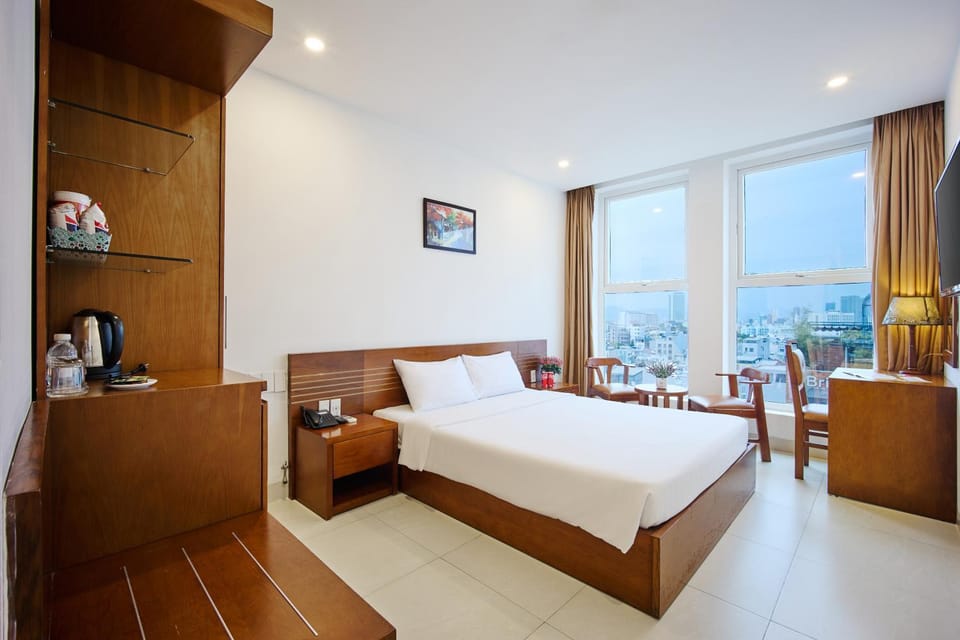 Bed, Seating area, Bedroom