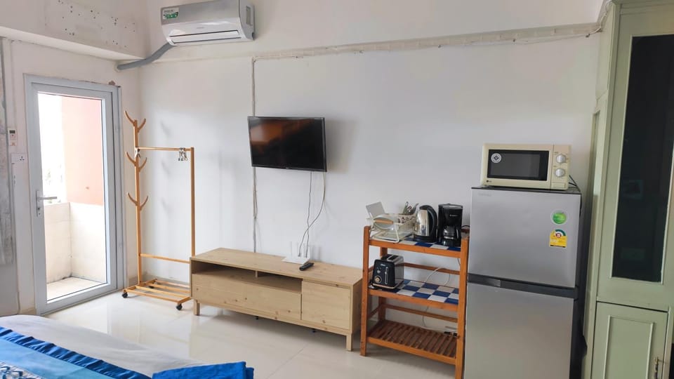 TV and multimedia, Coffee/tea facilities, Kitchen or kitchenette, Photo of the whole room, microwave, minibar, air conditioner