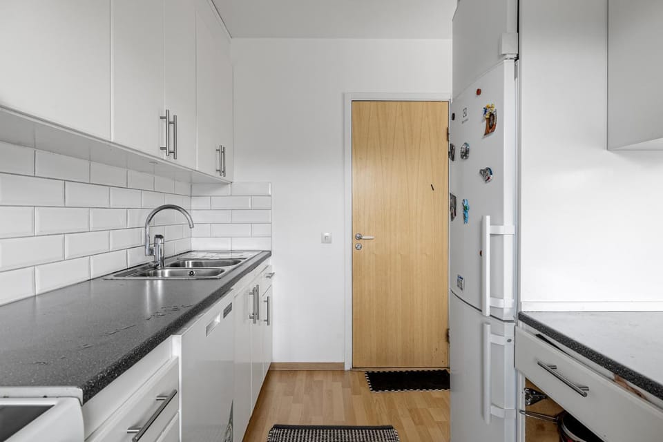 Kitchen or kitchenette, dishwasher, oven