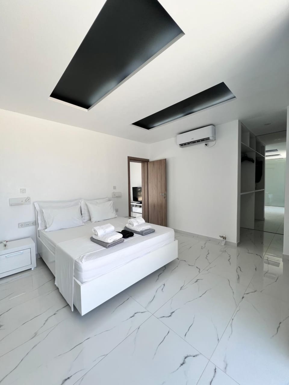 Photo of the whole room, Bedroom