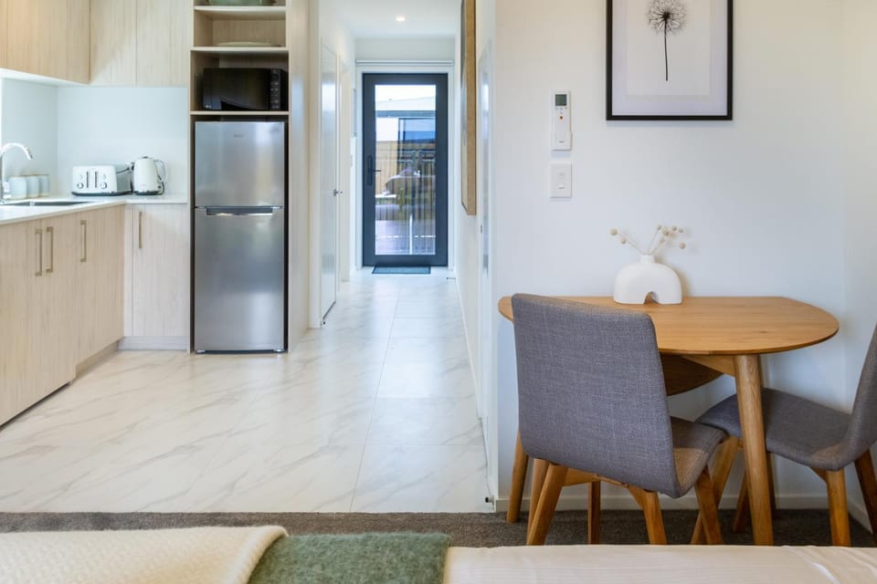 Facade/entrance, Kitchen or kitchenette, Photo of the whole room, Decorative detail, Dining area, hair dresser, toaster
