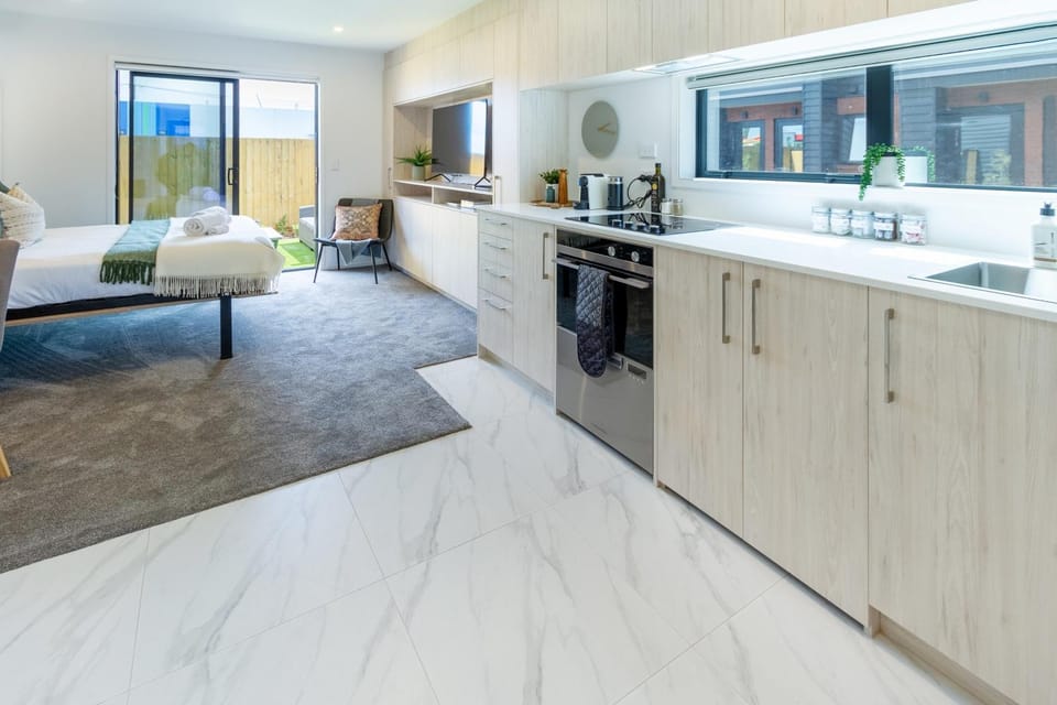 Bed, TV and multimedia, View (from property/room), Kitchen or kitchenette, Photo of the whole room, Decorative detail, Seating area, Garden view, hair dresser, minibar, pet friendly, stove, toaster, towels