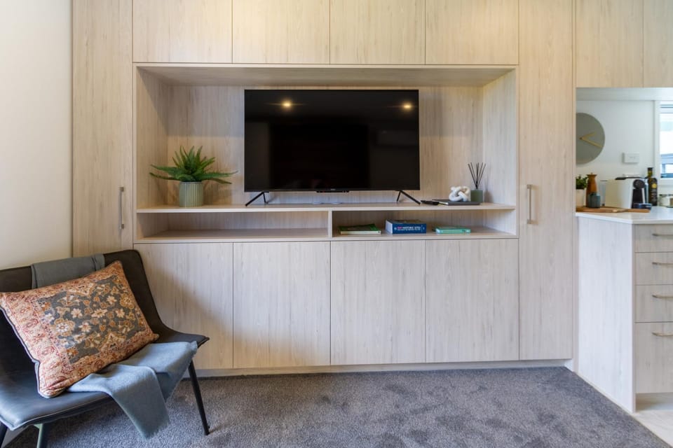 TV and multimedia, Kitchen or kitchenette, Decorative detail, Seating area, hair dresser