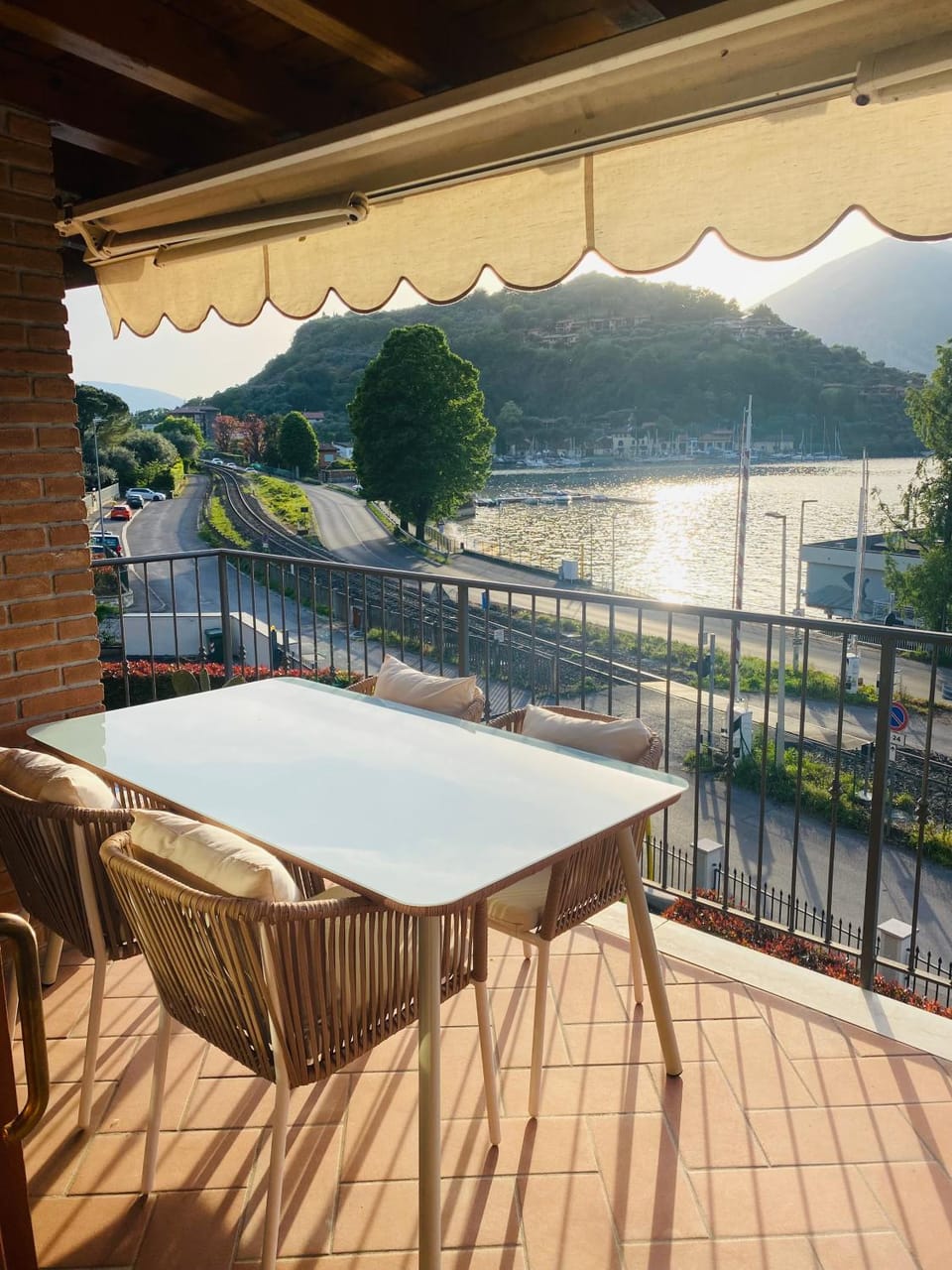 Patio, Day, Natural landscape, View (from property/room), Balcony/Terrace, Dining area, Lake view, Mountain view