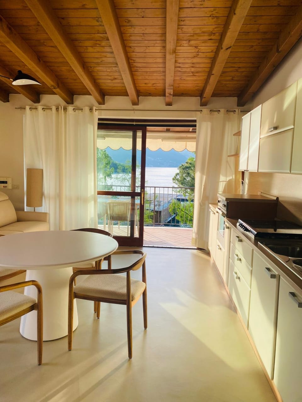 Kitchen or kitchenette, Dining area, pet friendly, stove