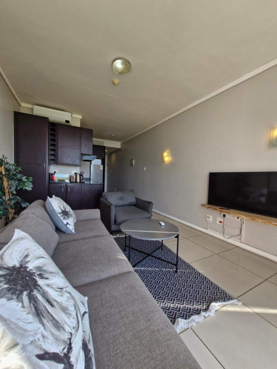 Accommodation Front - Ocean View 2 Sleeper Apartment in Durban