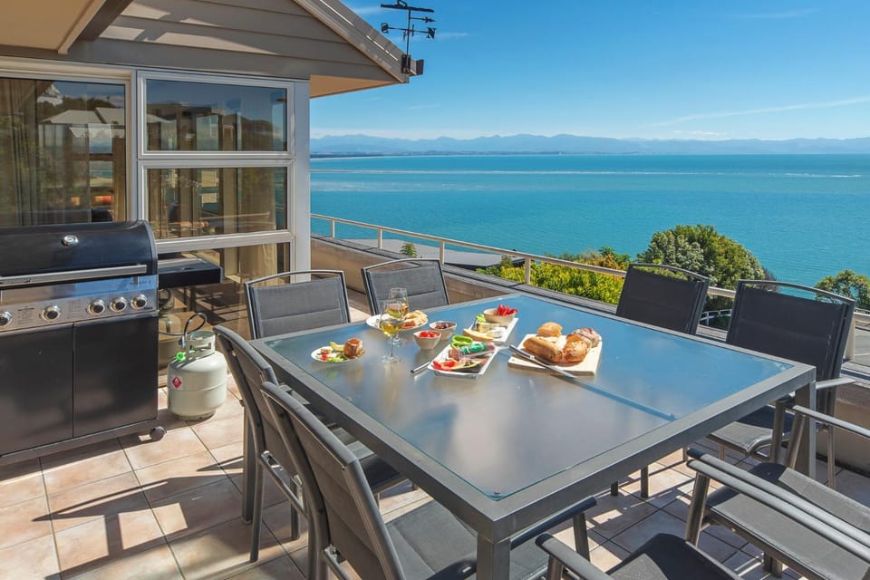 Natural landscape, BBQ facilities, Balcony/Terrace, Seating area, Sea view