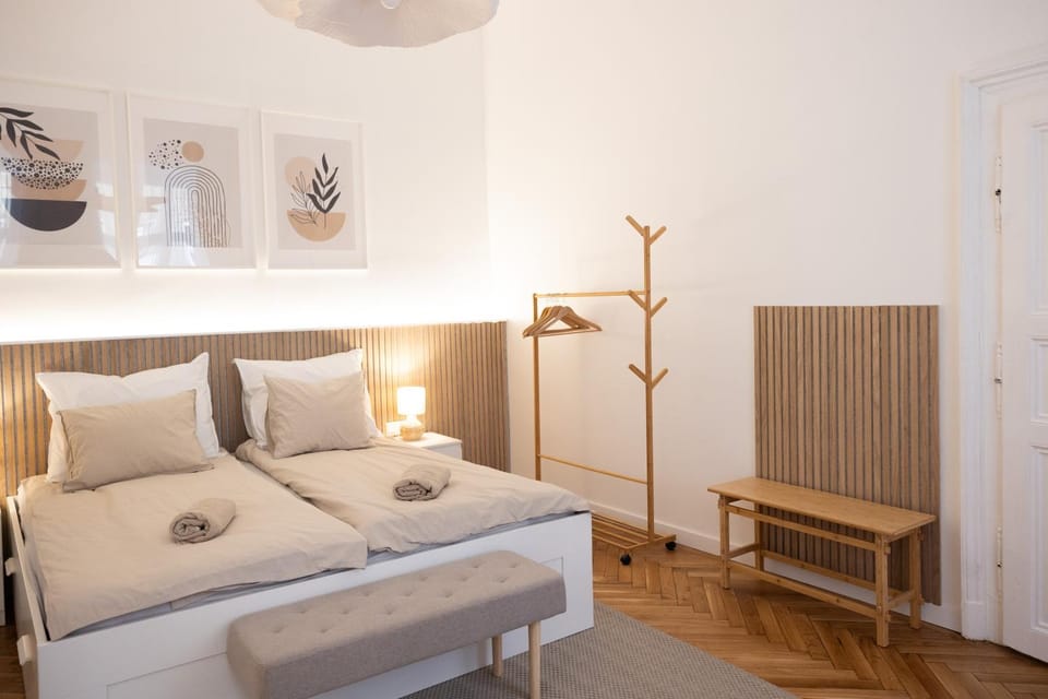 Bedroom, towels