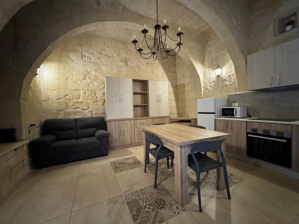 Kitchen or kitchenette, Living room, Seating area, Dining area, microwave, oven