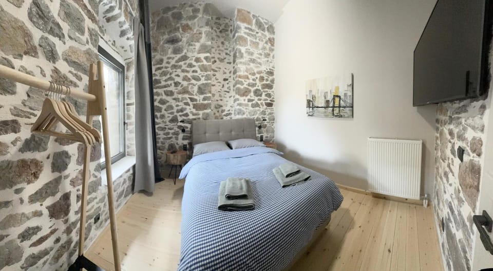 Bed, TV and multimedia, Photo of the whole room
