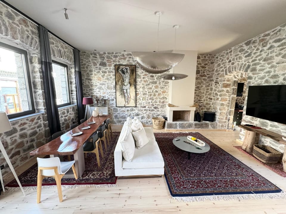 TV and multimedia, Living room, Seating area, Dining area