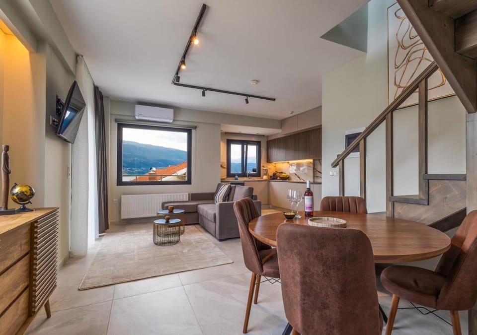 Balcony/Terrace, Living room, Seating area, Dining area, Lake view