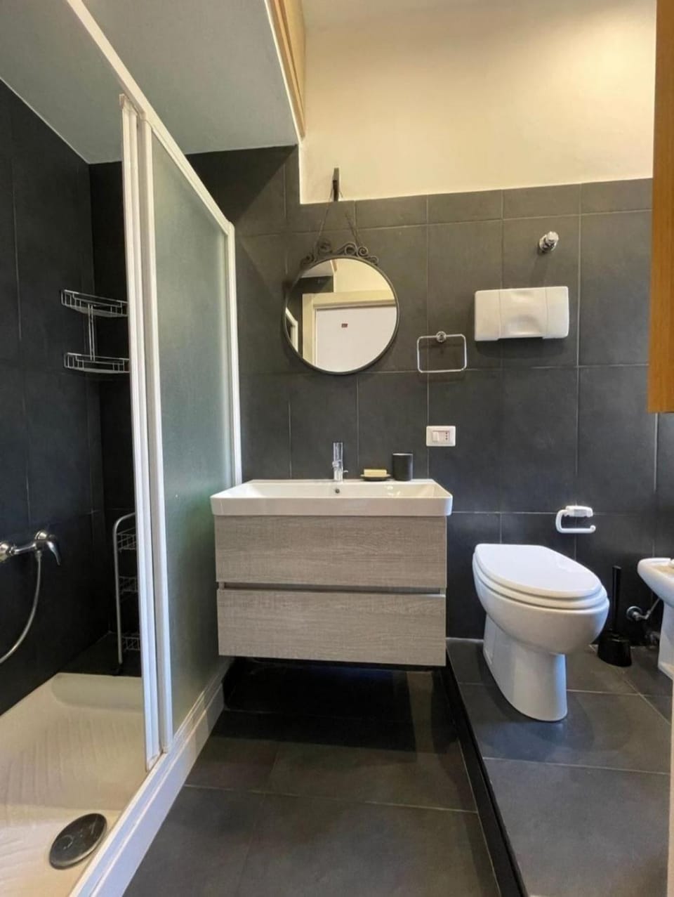 Shower, Toilet, Bathroom, bidet, towels