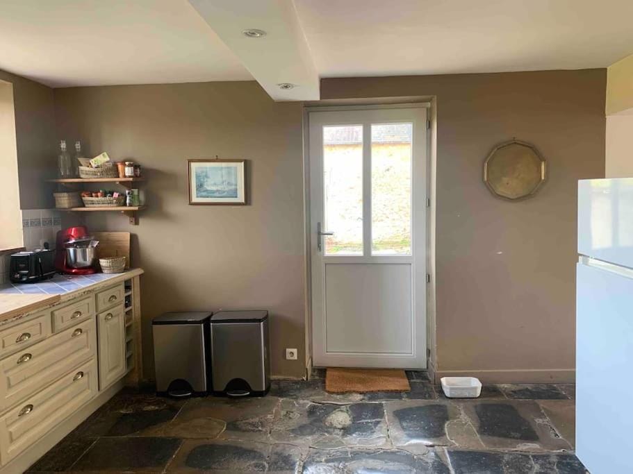 Kitchen or kitchenette, minibar