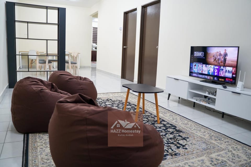 TV and multimedia, Living room, Seating area, Evening entertainment