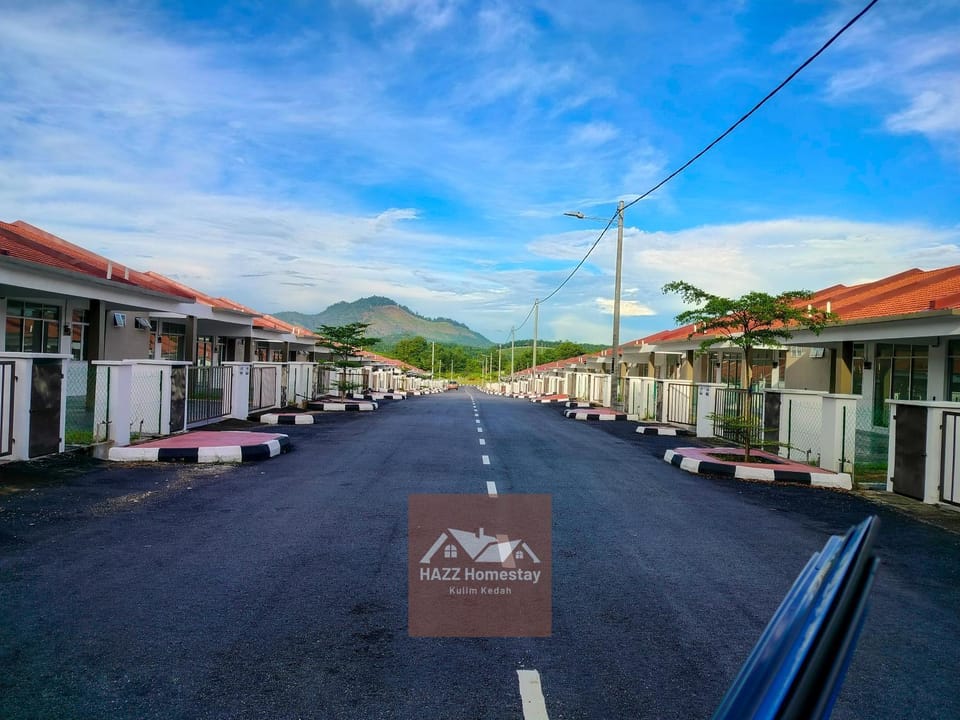 Property building, Day, Neighbourhood, Natural landscape, Mountain view, Street view, Location, Parking