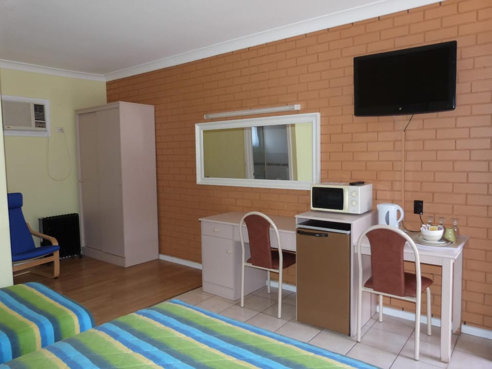 TV and multimedia, Coffee/tea facilities, Kitchen or kitchenette, Dining area