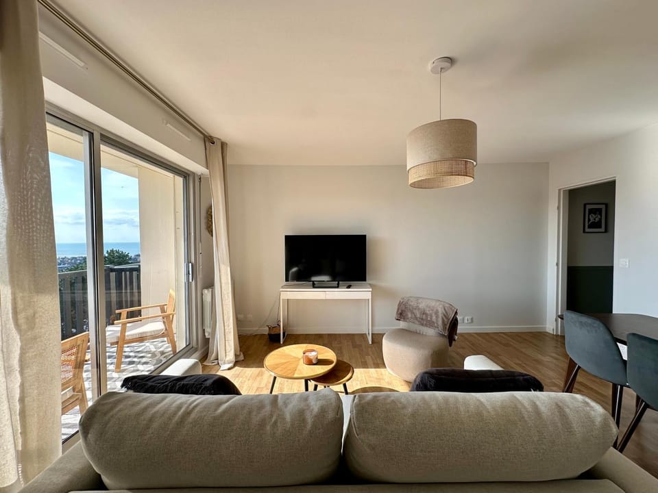 Communal lounge/ TV room, TV and multimedia, Living room, Seating area, Dining area, Evening entertainment