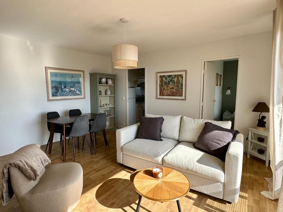 Living room, Seating area, Dining area