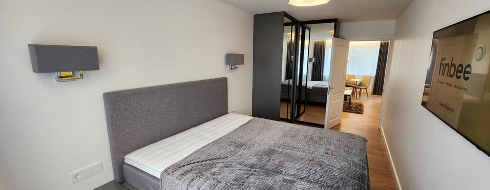 Bed, TV and multimedia, Photo of the whole room, Bedroom