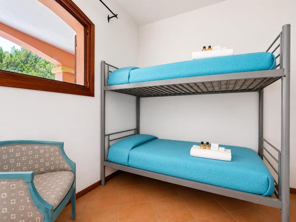 Photo of the whole room, bunk bed